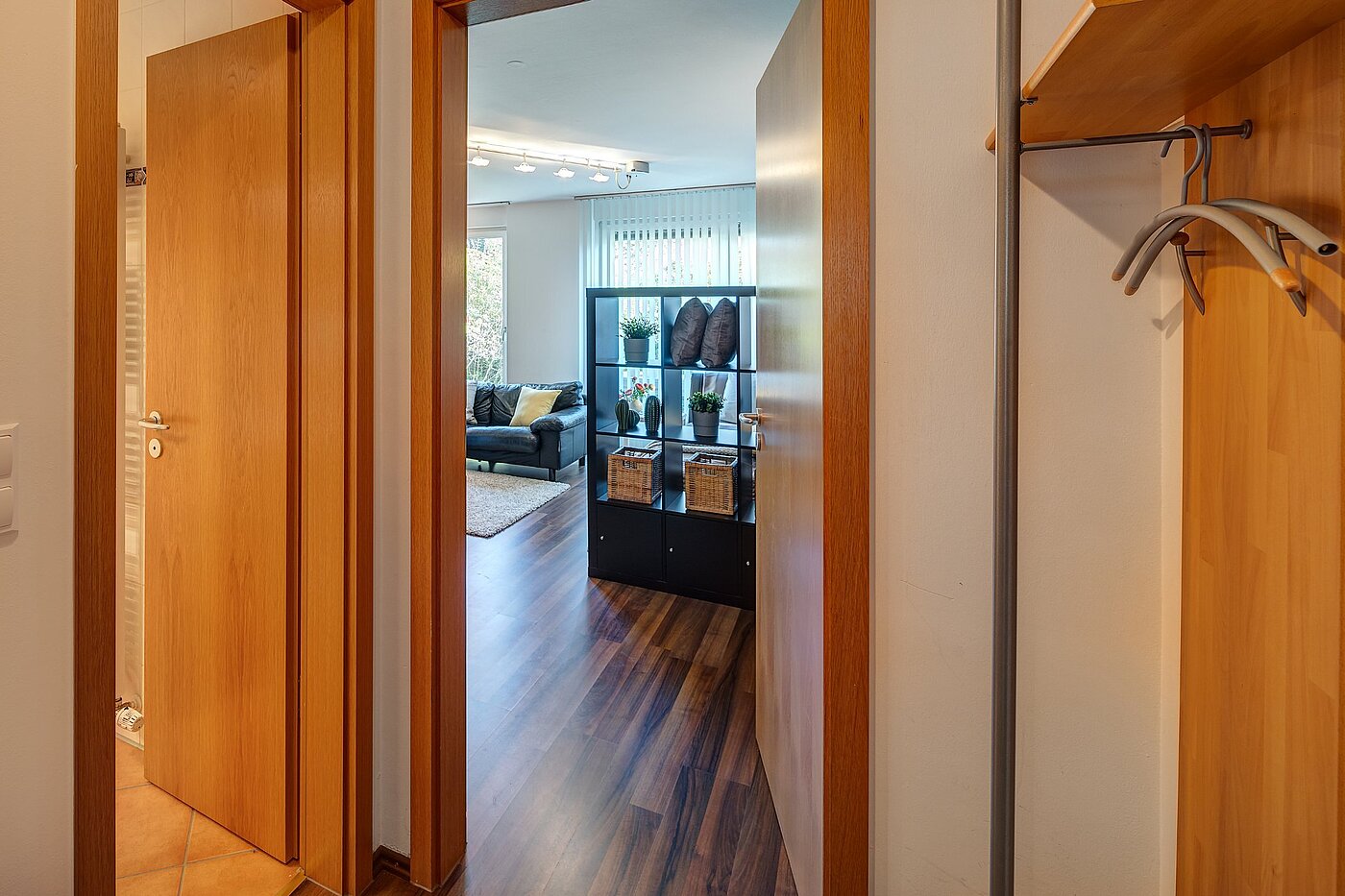 Ravna stran s spletno stranjo . 1 Soba | München-Trudering | 1810ML3 | Eingang zu dem