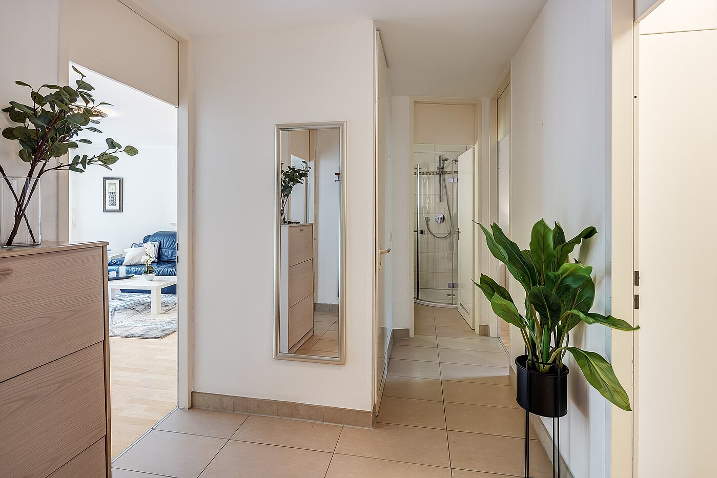 Flad med 2.5 Værelser | München-Nymphenburg | 2204ML61 | ...mit Blickrichtung WC, Bad und Schlafzimmer