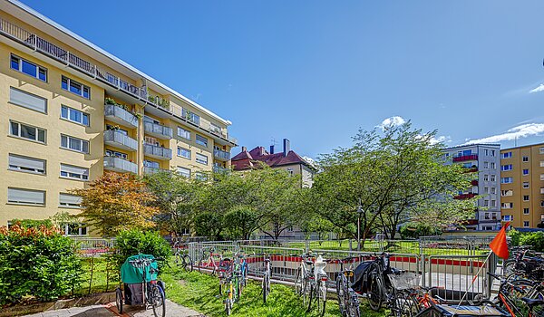 Apartment a  címen 1 Szoba | München-Schwabing | 70198 | ...Innenhof im Sommer