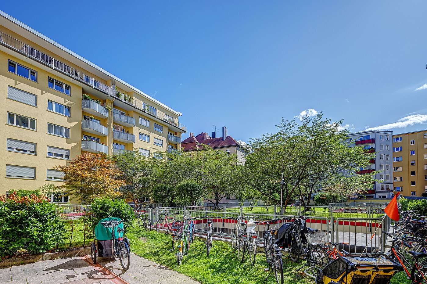 Apartment cu 1 Camera | München-Schwabing | 70198 | ...Innenhof im Sommer