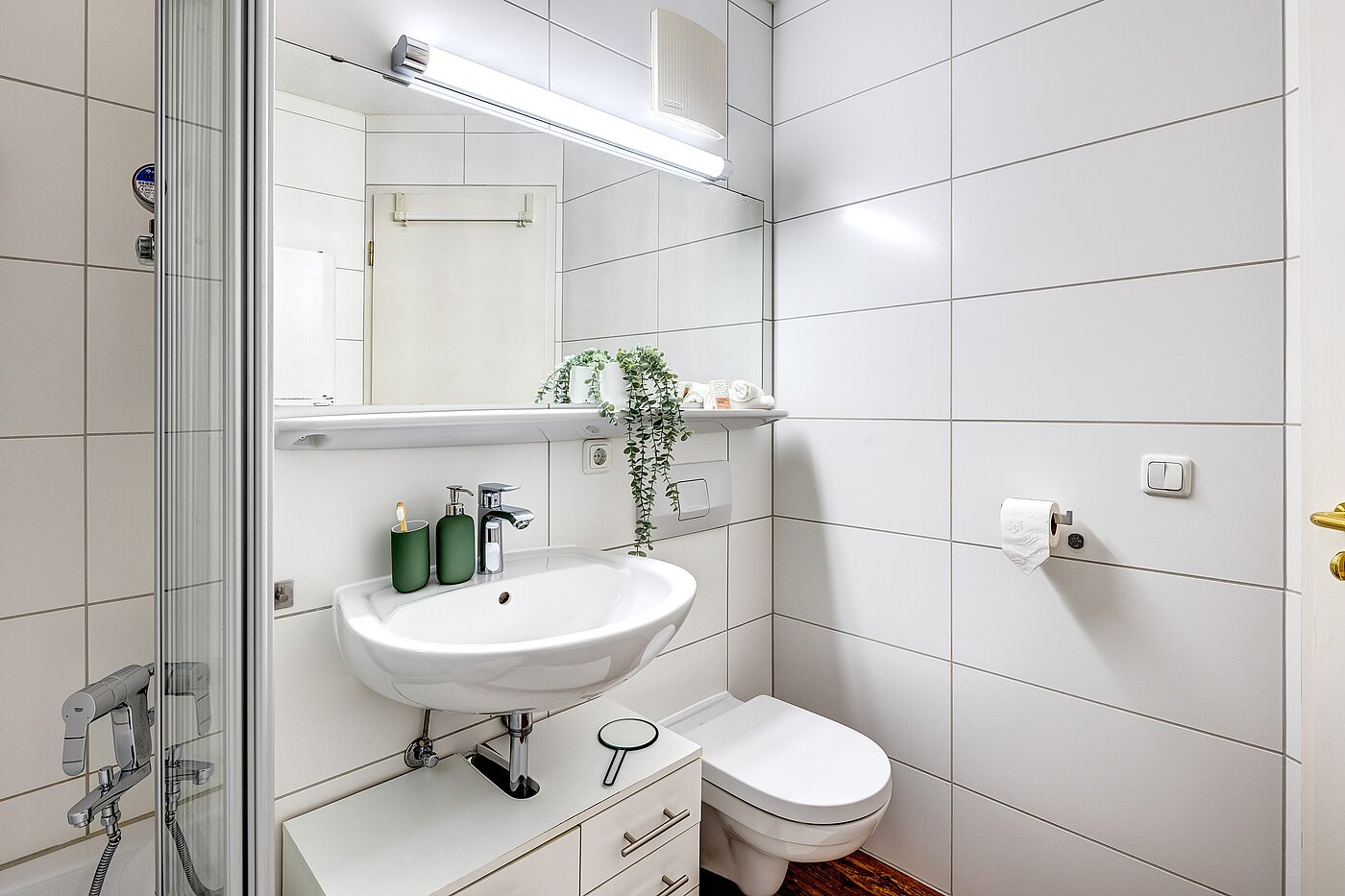 Ploché s 2 Izby | München-Schwabing | 2205ML71 | ...mit großem Spiegel