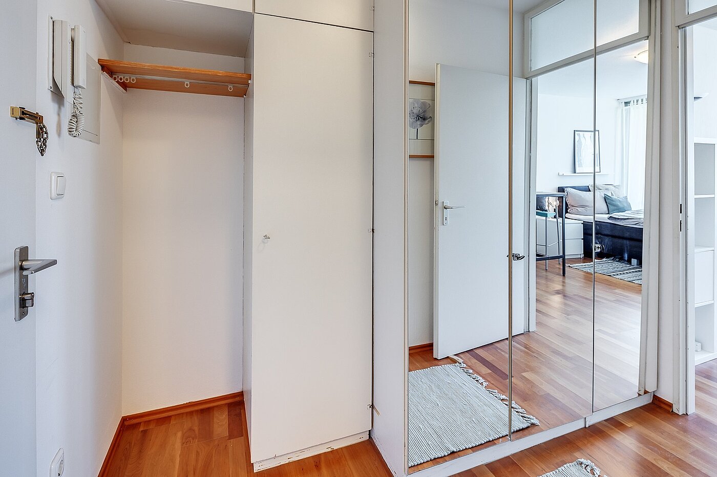 Ploché s 1 Pokoj | München-Bogenhausen | 2103ML6 | Kleiderschrank mit Garderobe