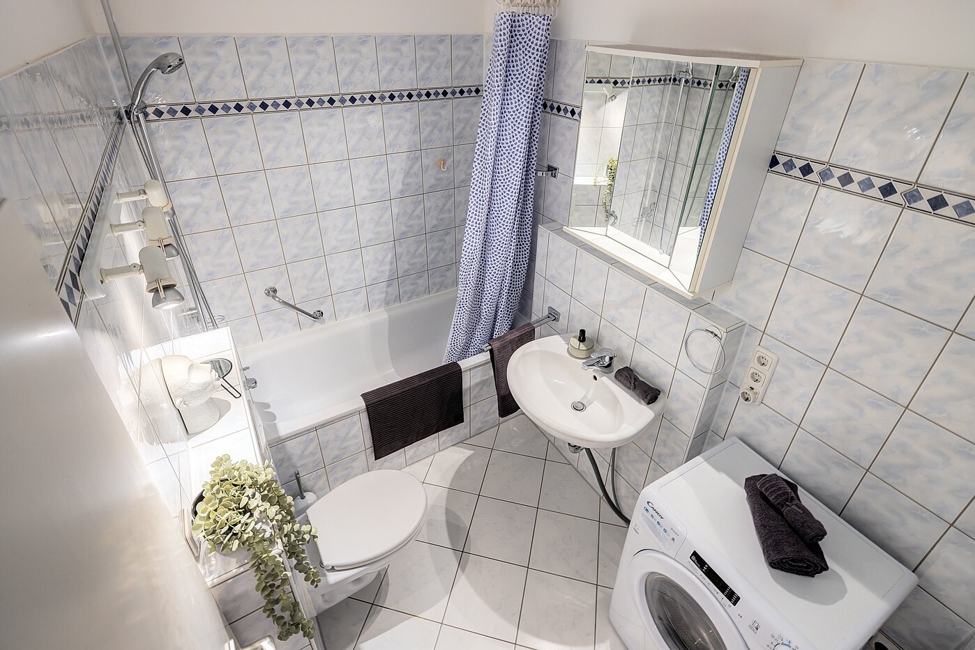 Ploché s 3 Pokoje | München-Bogenhausen | 70261 | Badezimmer mit Wanne