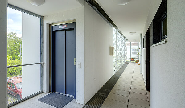 Ravna stran s spletno stranjo . 2 Sobe | Haar | 70426 | Aufzug