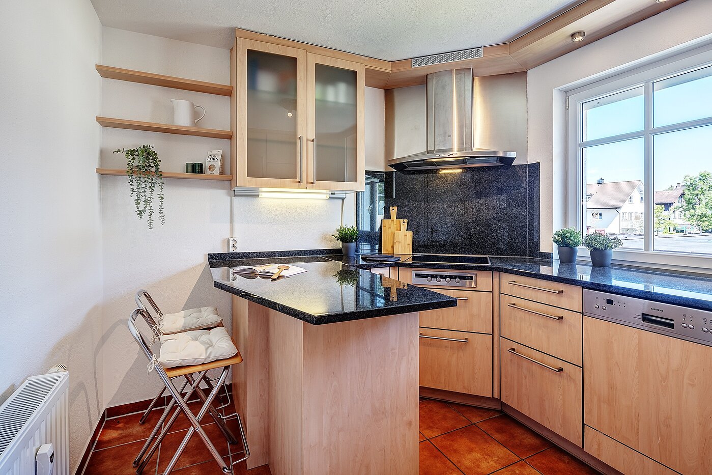 Ploché s 3 Izby | München-Ramersdorf | 2206ML4 | Geräumige Küche mit Esstheke...