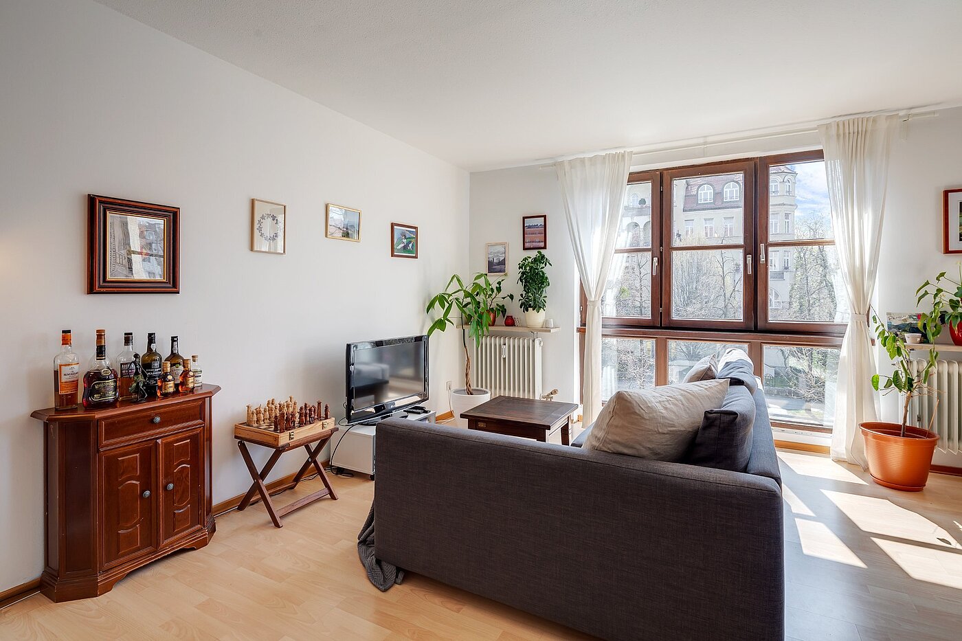 Flad med 2 Værelser | München-Neuhausen | 2003ML5 | Helles Wohnzimmer mit...