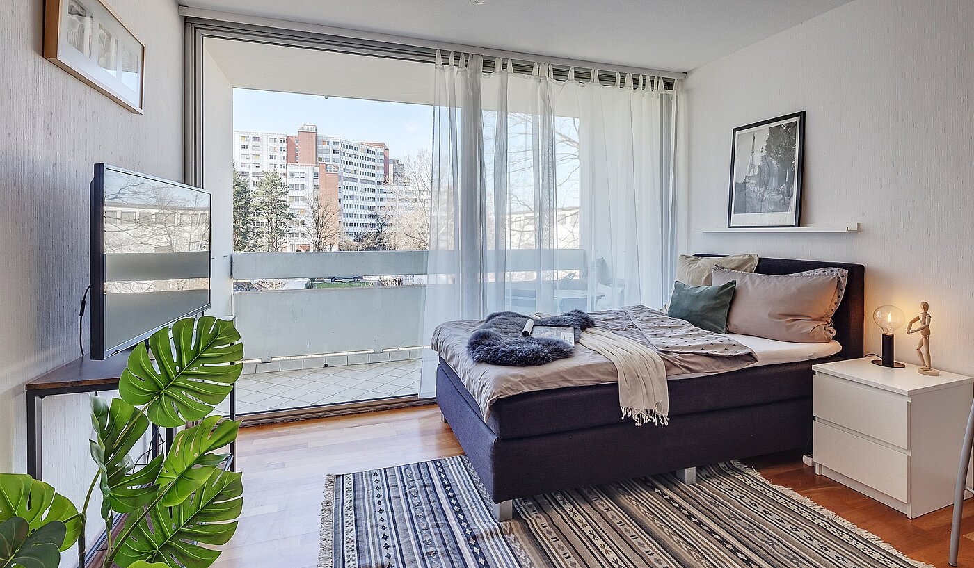 Ploché s 1 Pokoj | München-Bogenhausen | 2103ML6 | Hier der Blick Richtung Loggia