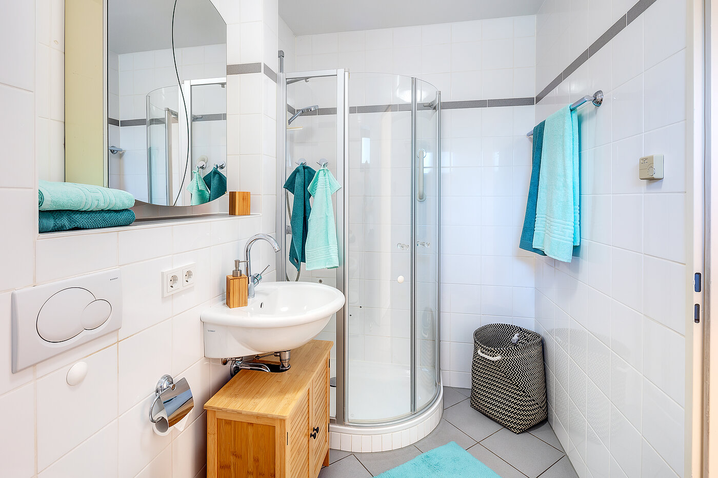 Ravna stran s spletno stranjo . 2 Sobe | Haar | 70426 | ...mit Dusche