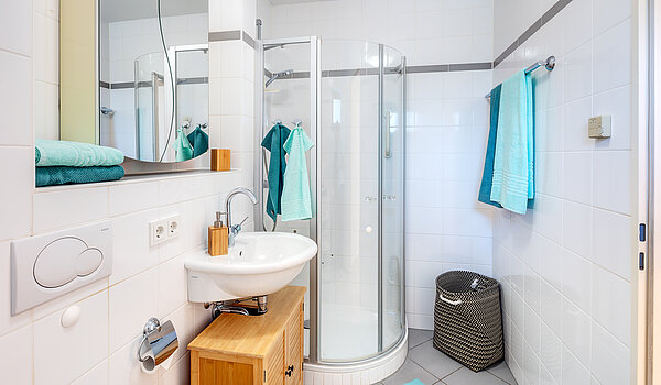 Ravna stran s spletno stranjo . 2 Sobe | Haar | 70426 | ...mit Dusche