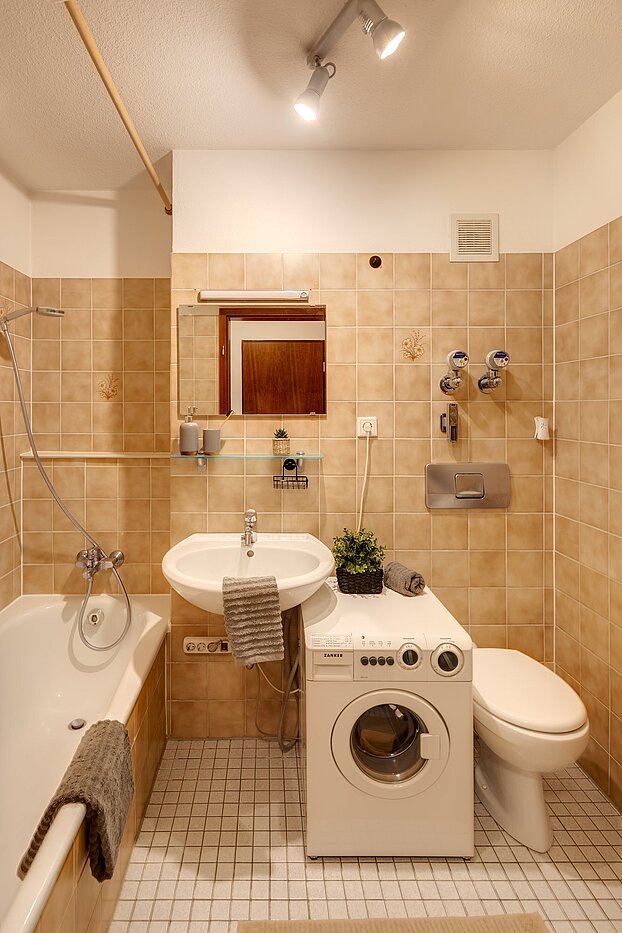 Lapos a  címen 2 Szobák | München-Neuhausen | 2012ML5 | Bad mit Duschwanne und WM