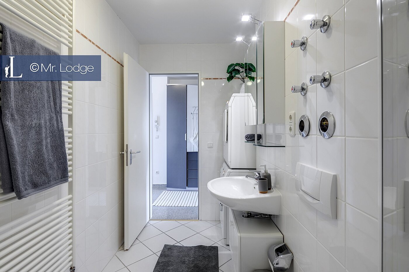 Ravna stran s spletno stranjo . 2 Sobe | München-Trudering | 1907ML1 | Modernes Bad