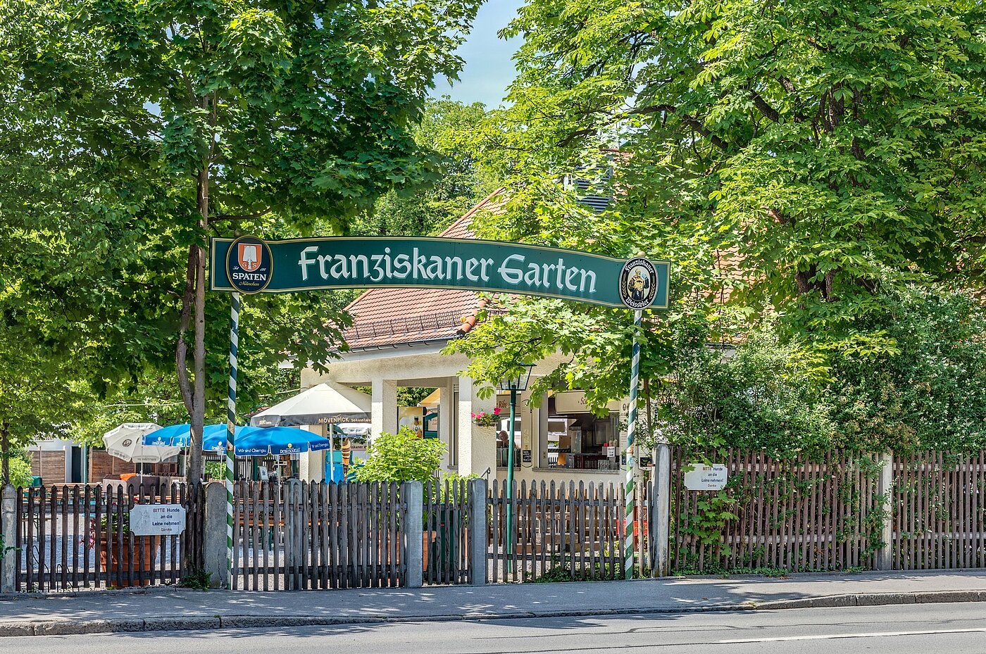 Ravna stran s spletno stranjo . 2 Sobe | München-Trudering | 1907ML1 | Biergarten