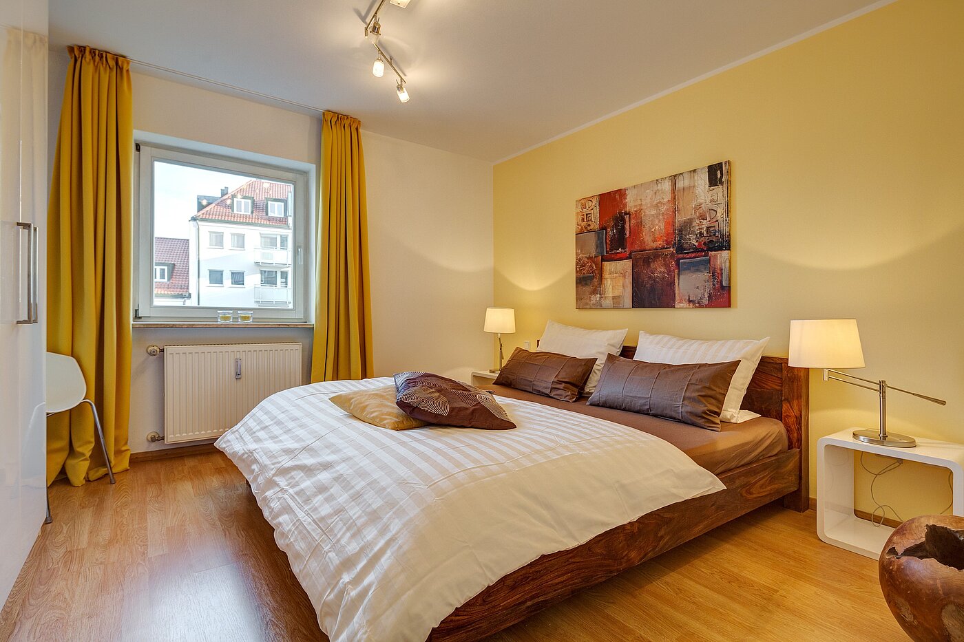 Ravna stran s spletno stranjo . 2 Sobe | München-Schwabing | 70102 | Schlafzimmer...