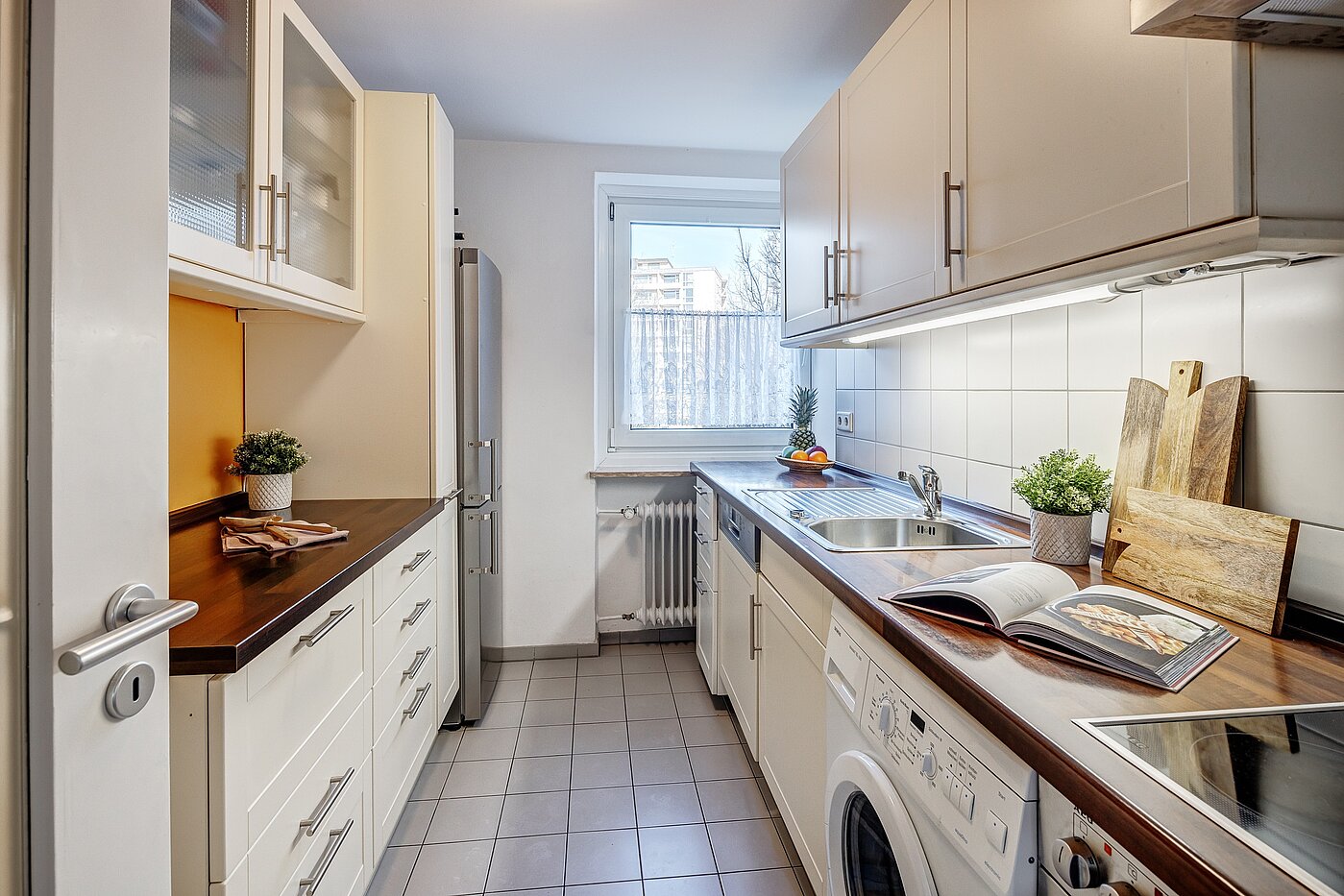 Ravna stran s spletno stranjo . 3 Sobe | München-Bogenhausen | 2112ML3 | Küche mit Fenster