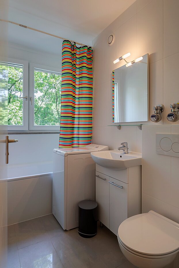 Apartment with 2 room | München-Maxvorstadt | 2105ML3 | Tageslichtbad mit Wanne