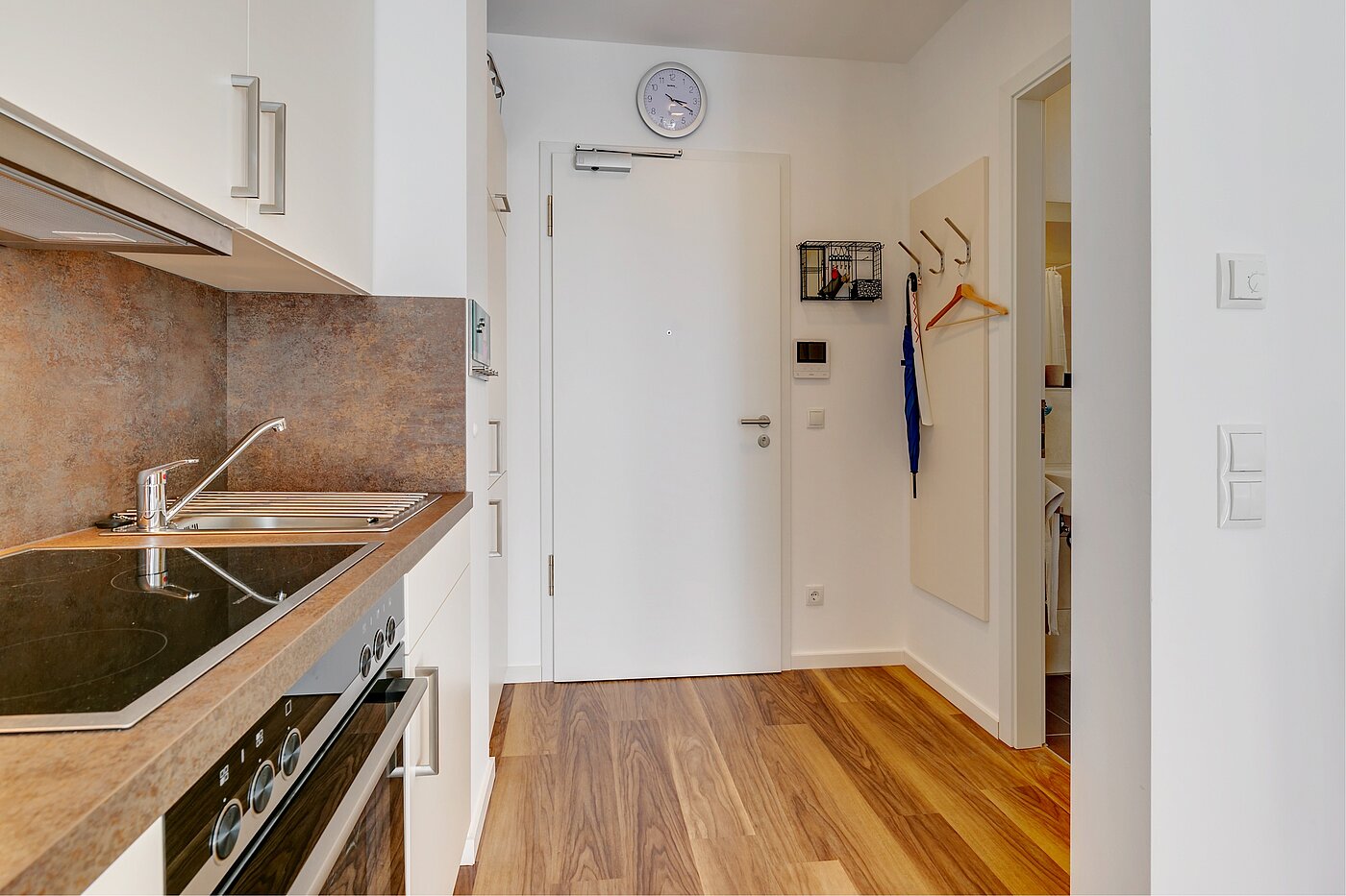 Апартамент на партерния етаж с 1 Стая | München-Milbertshofen | 2202ML8 | Eingangsbereich und Bad