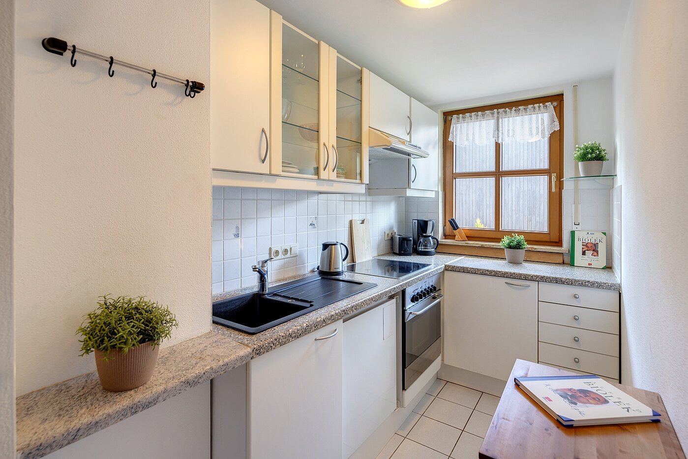 Ravna stran s spletno stranjo . 2 Sobe | München-Trudering | 701781 | Küche mit Fenster