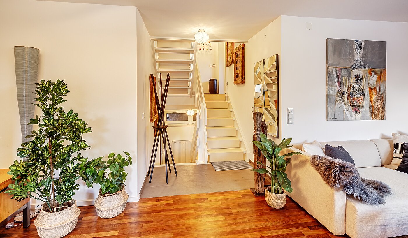 Köşe teraslı ev ile 3 Odalar | Kreuth | 70037 | Offenes Treppenhaus in den Wohnbereich