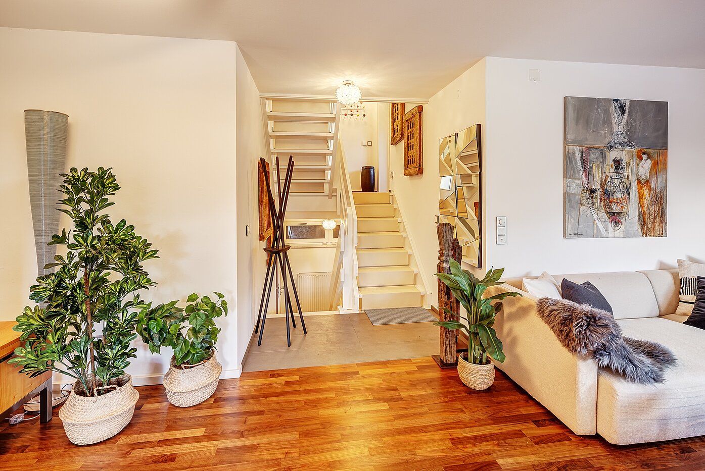 Rohový řadový dům s 3 Pokoje | Kreuth | 70037 | Offenes Treppenhaus in den Wohnbereich