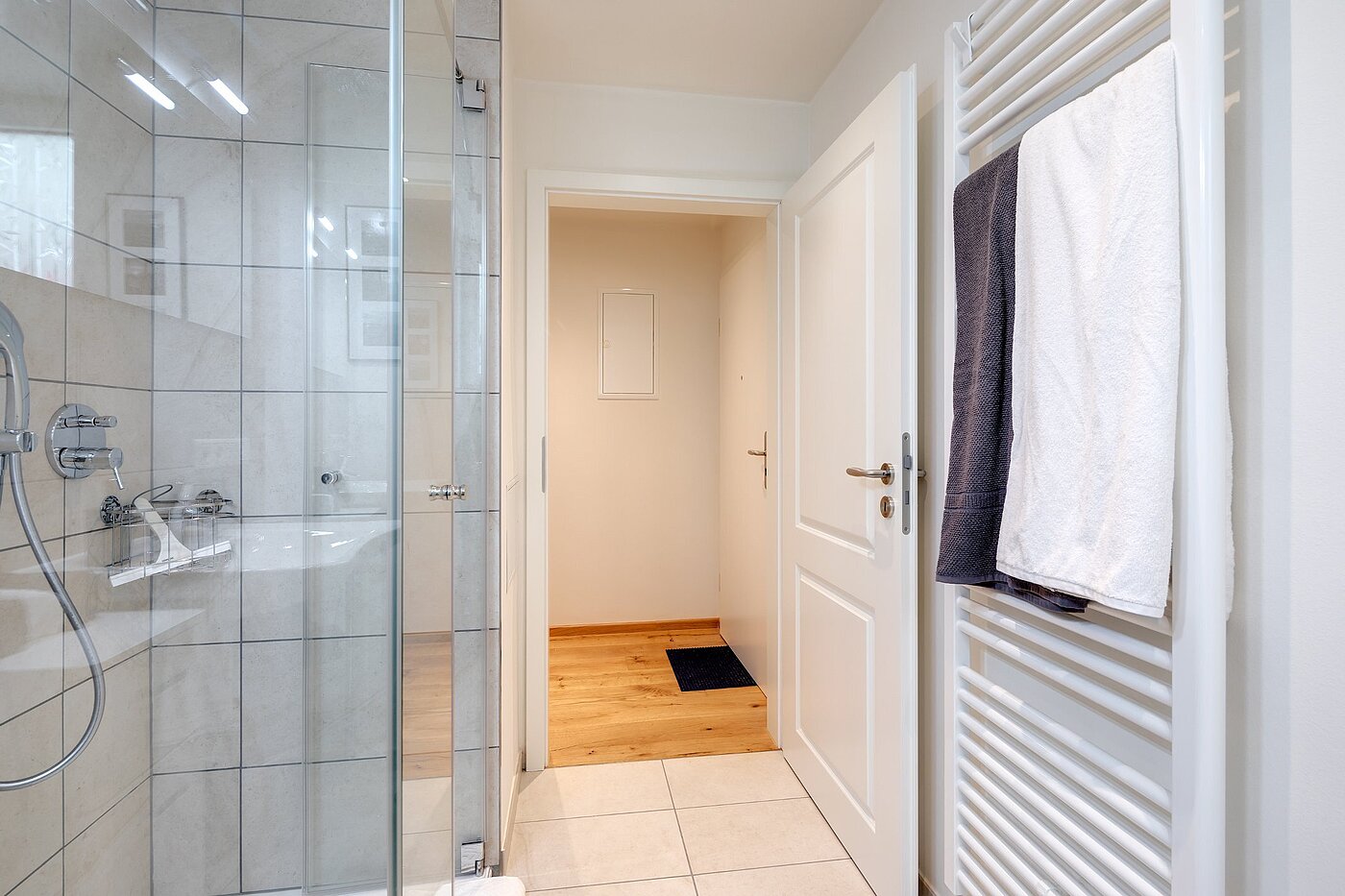 Apartment with 2 room | München-Maxvorstadt | 2107ML5 | Dusche und Handtuchheizkörper