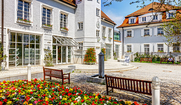 Ravna stran s spletno stranjo . 2 Sobe | Haar | 70426 | ...doch zentral