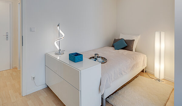 Ravna stran s spletno stranjo . 1 Soba | München-Obergiesing | 70420 | Schlafbereich