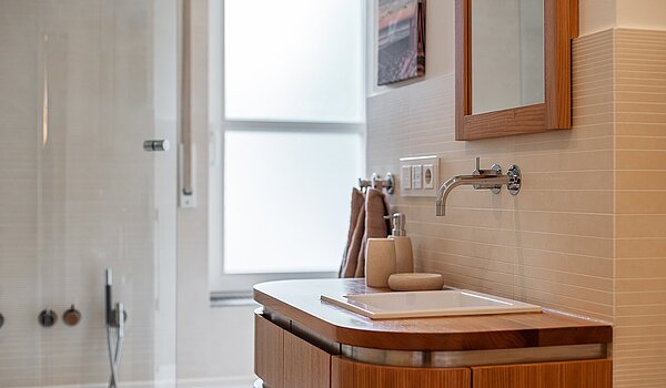 Lapos a  címen 3 Szobák | München-Harlaching | 2108ML3 | ...Badewanne und Fenster