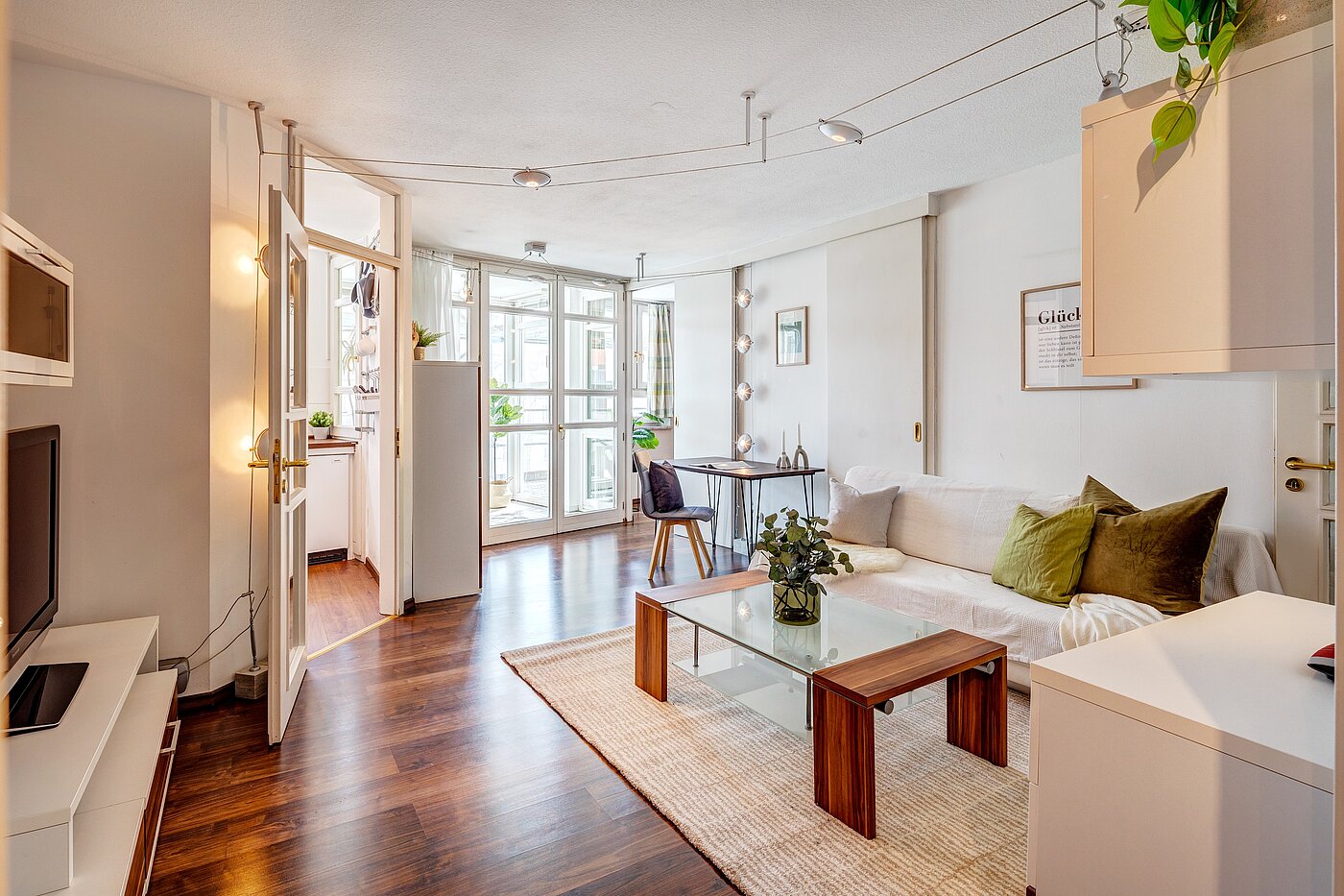 Ploché s 2 Izby | München-Schwabing | 2205ML71 | Gemütliches, helles Wohnzimmer