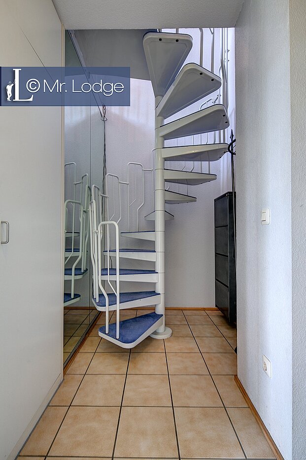 Ploché s 2 Pokoje | Unterschleißheim | 1711ML1 | Wendelreppe zum Dachgeschoss