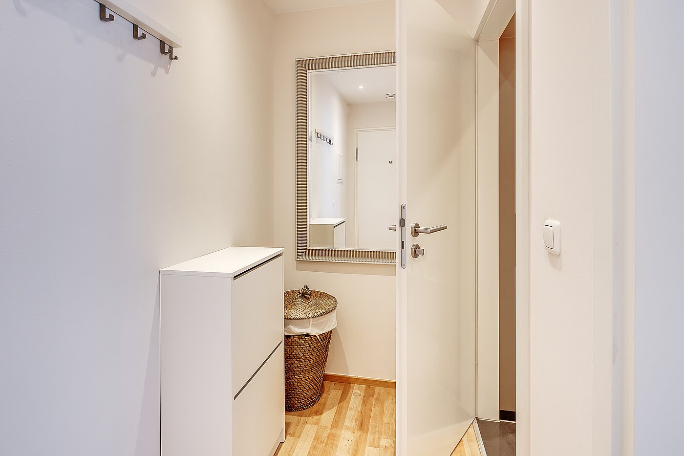 Плосък с 1.5 Стаи | München-Schwanthalerhöhe | 2211ML8 | Geräumiger Flur