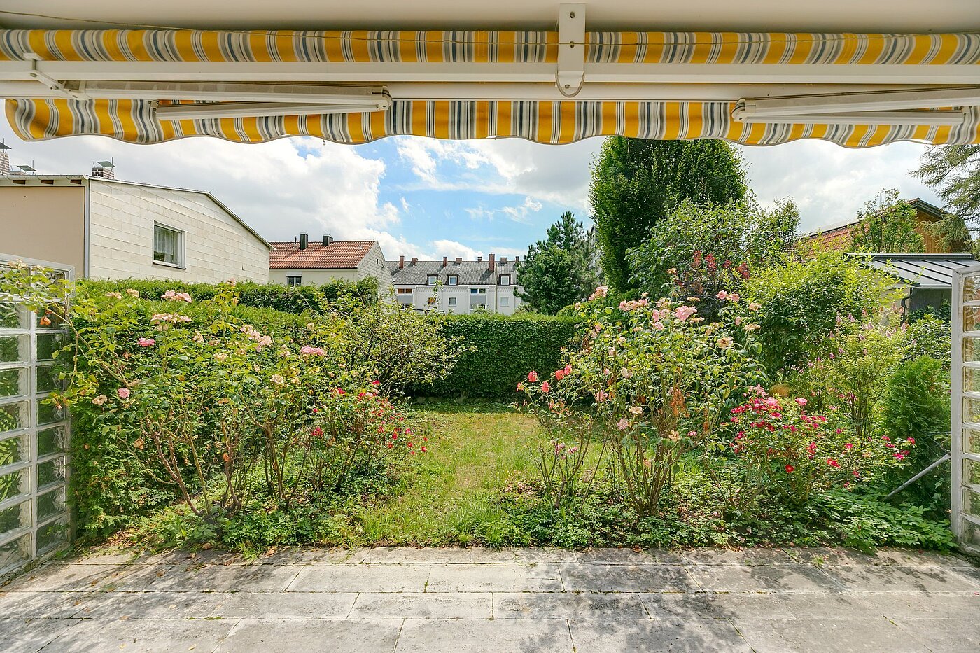 Középső sorház a  címen 5 Szobák | München-Obermenzing | 1907ML6 | Südterrasse und Garten