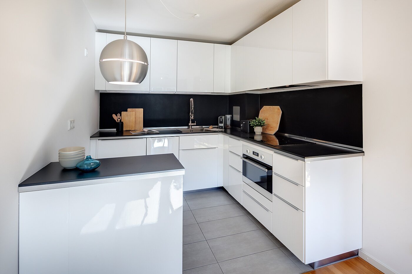 Flad med 2 Værelser | München-Schwabing | 70278 | Weiße Einbauküche