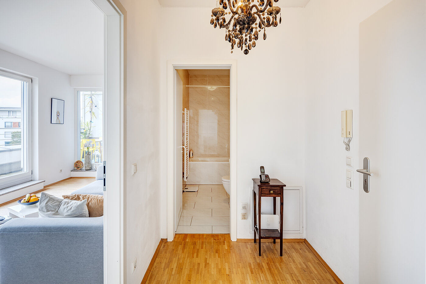 Flad med 2 Værelser | München-Schwabing | 70153 | ...und Blickrichtung Wohnzimmer und Bad