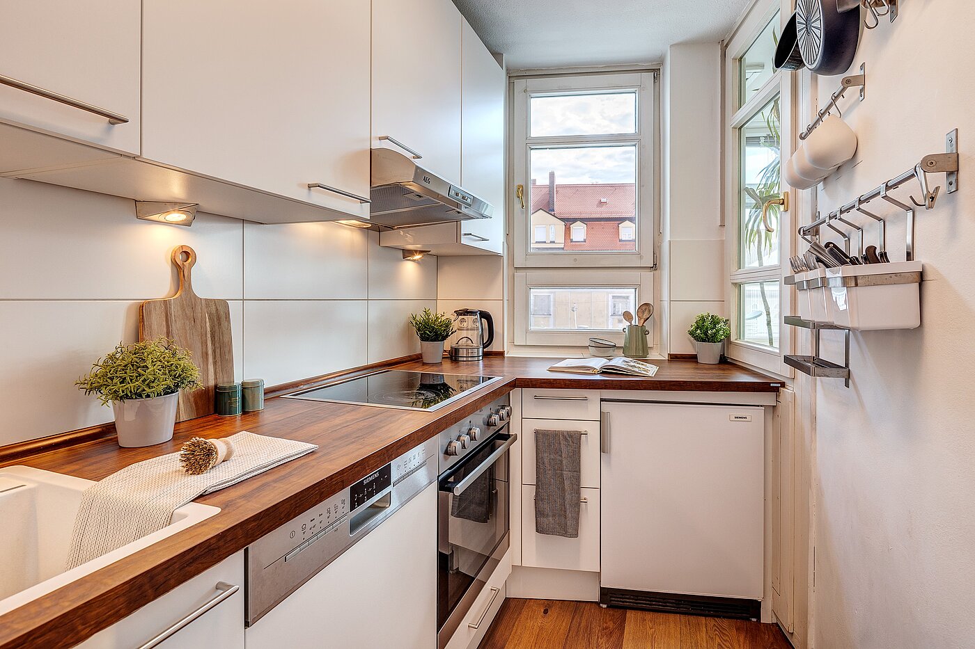 Ploché s 2 Izby | München-Schwabing | 2205ML71 | Die Küche bietet viel Stauraum...