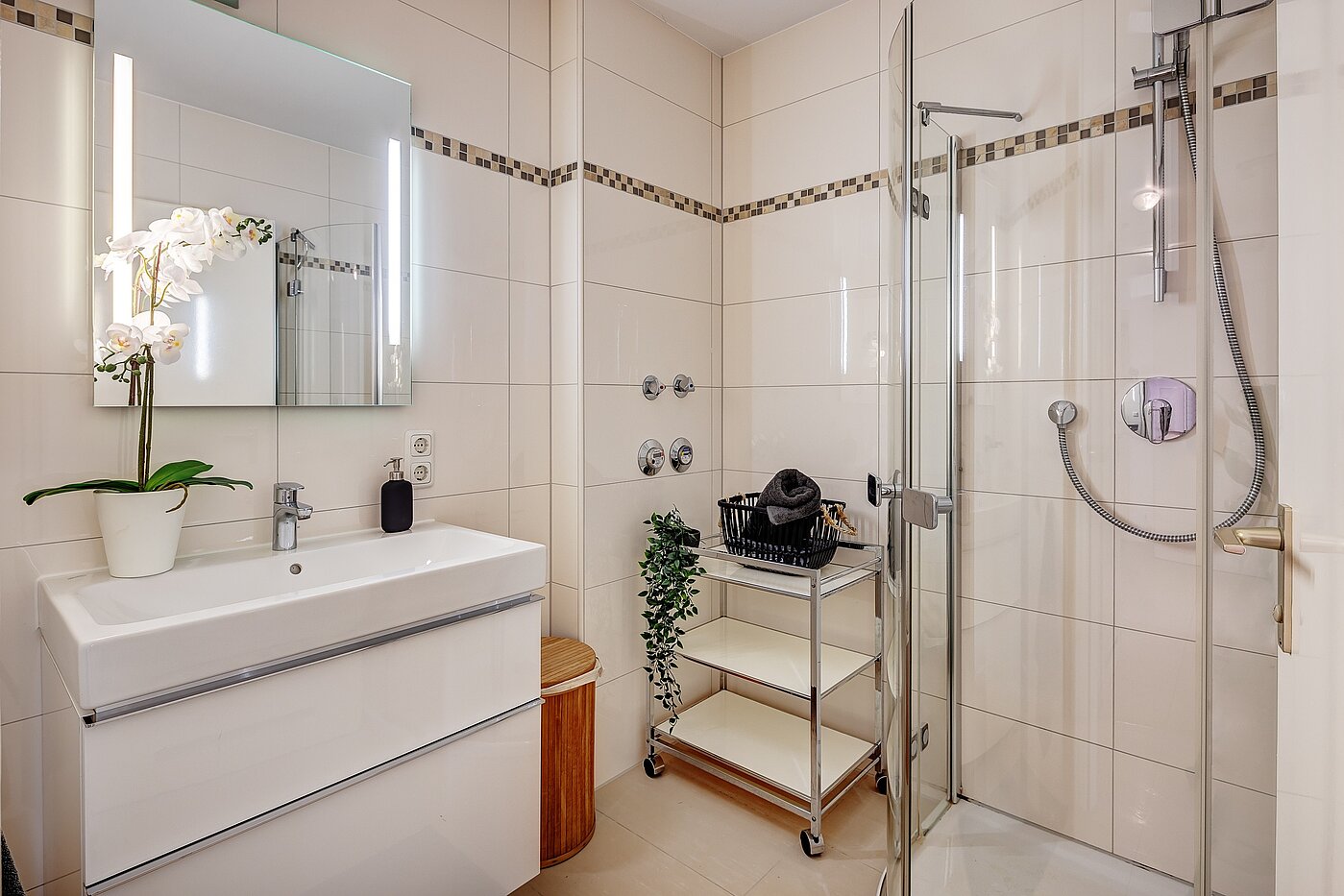 Flad med 2.5 Værelser | München-Nymphenburg | 2204ML61 | Hell gefliestes Bad...