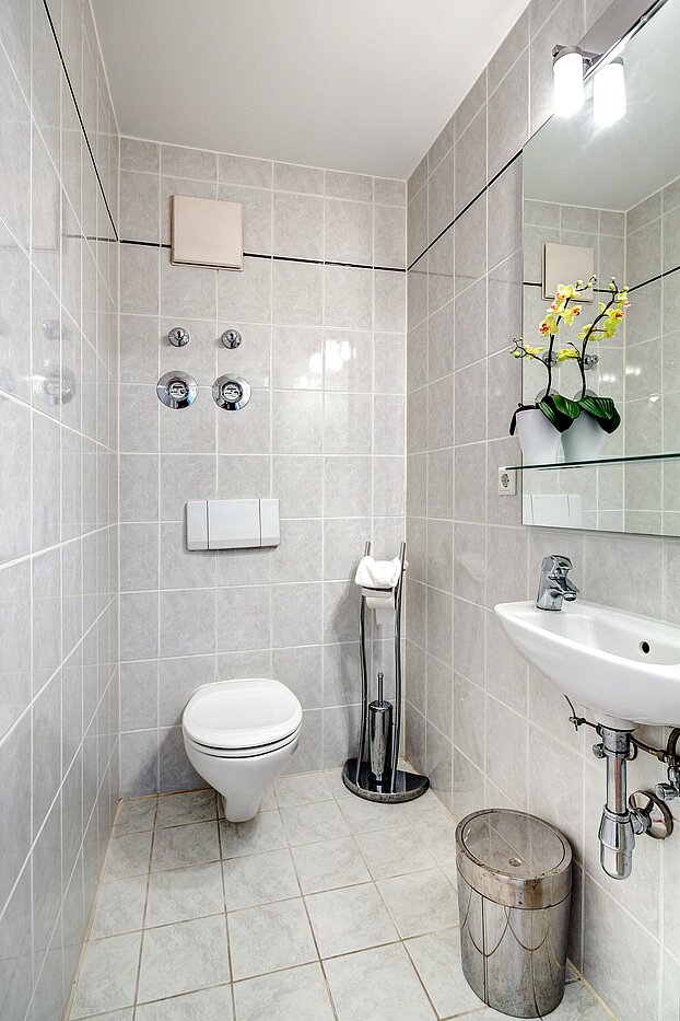 Ravna stran s spletno stranjo . 2 Sobe | München-Schwabing | 70102 | Separates WC...