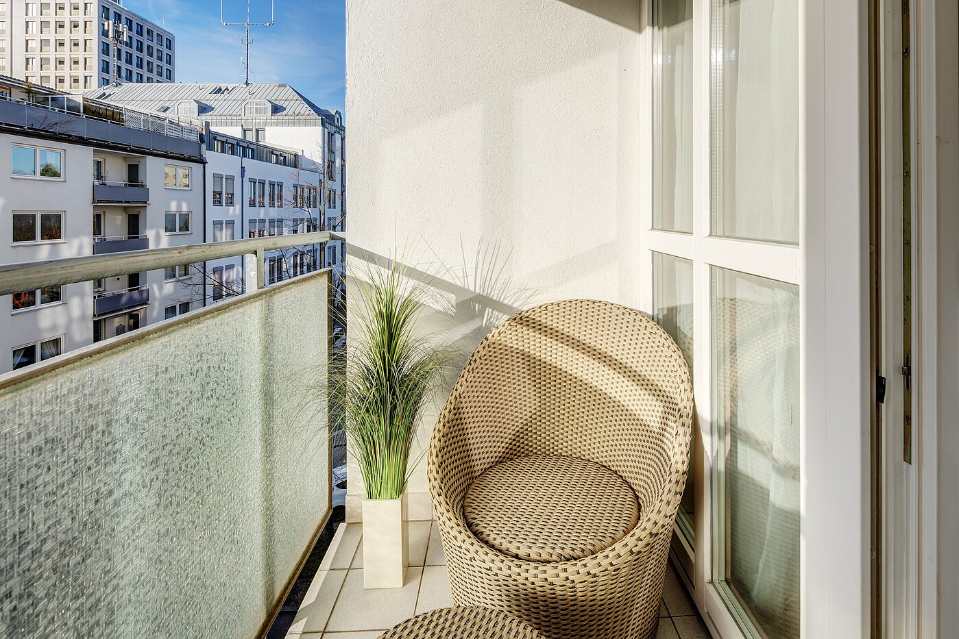 Ravna stran s spletno stranjo . 2 Sobe | München-Schwabing | 70102 | Sonniger Balkon...