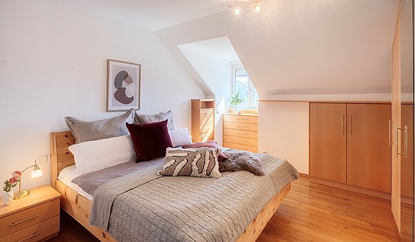 Мансардна квартира з 3 Кімнати | 70501 | Schlafzimmer mit...