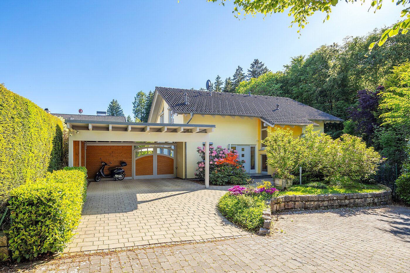 Rodinný dům s 5 Pokoje | Icking | 70438 | Hausansicht mit Carport