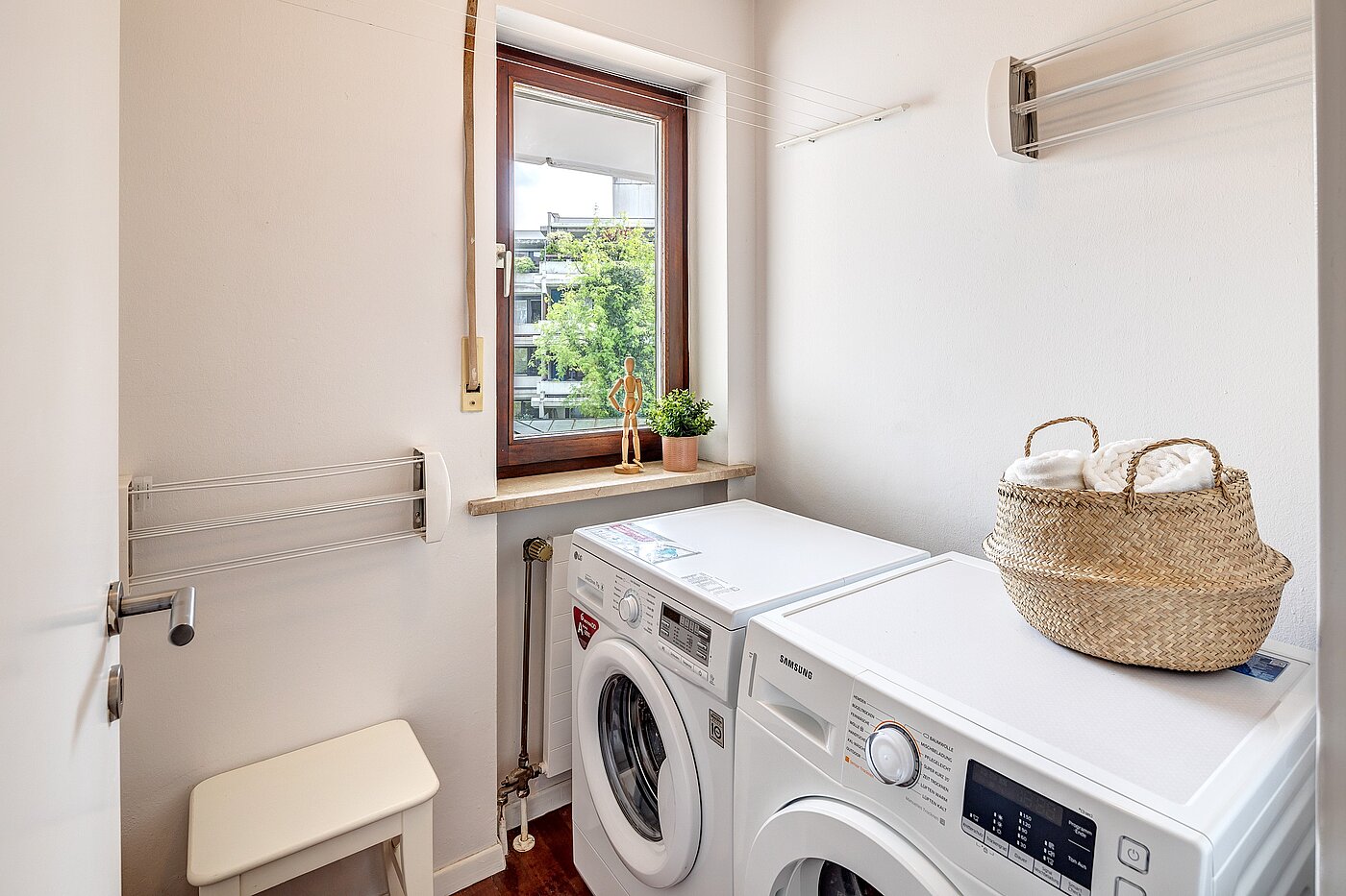 Lapos a  címen 3 Szobák | München-Schwabing | 2202ML12 | Hauswirtschaftsraum mit elektr. Geräten