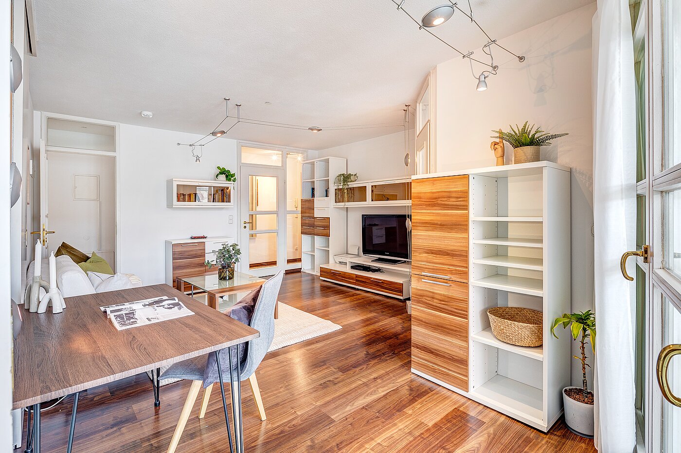 Ploché s 2 Izby | München-Schwabing | 2205ML71 | Warme Atmosphäre durch die Holzoptik