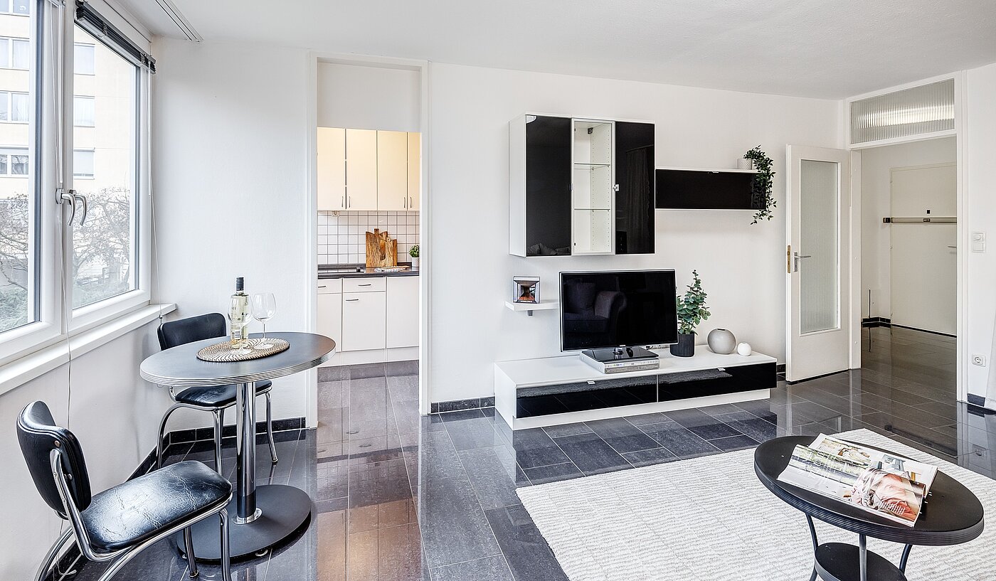 Ravna stran s spletno stranjo . 1.5 Sobe | München-Au | 2112ML2 | ...und Platz zum Essen