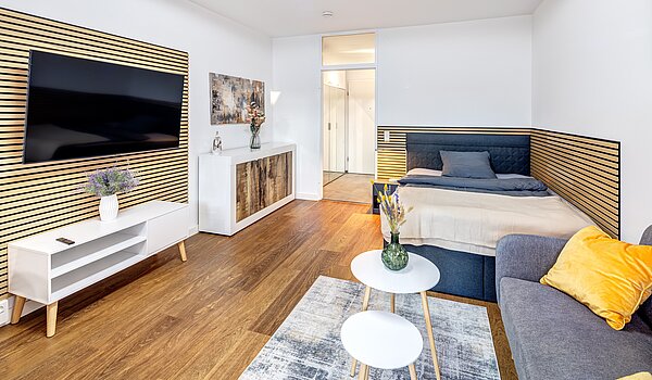 Apartment with 1 room | München-Milbertshofen | 70183 | Mit Couch und Flatscreen