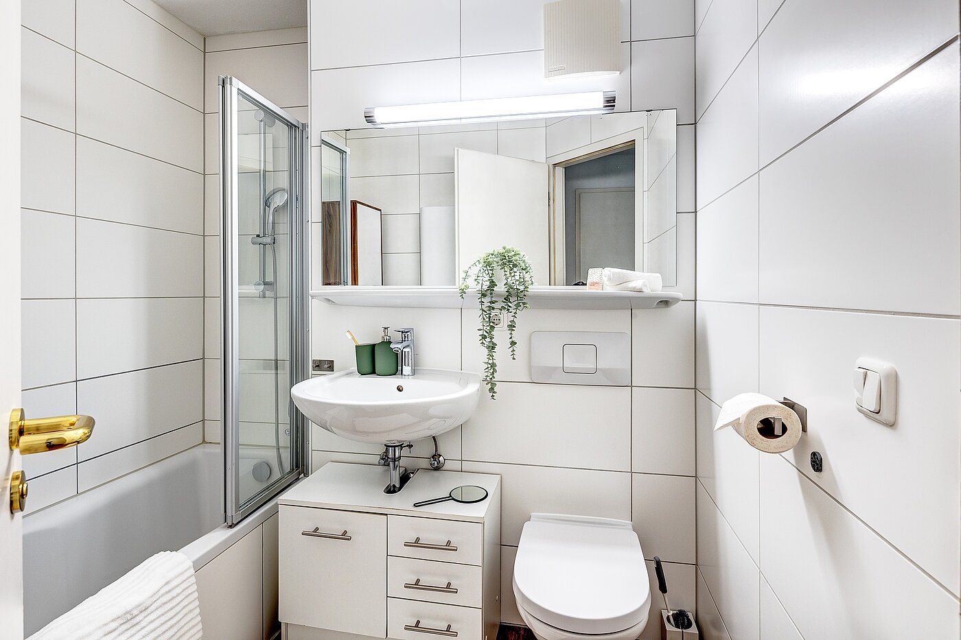 Ploché s 2 Izby | München-Schwabing | 2205ML71 | Das Wannenbad, deckenhoch gefliest...