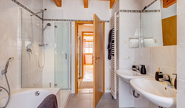 Mezonetno stanovanje s spletno stranjo . 3.5 Sobe | München-Trudering | 70391 | ...mit Wanne und Dusche