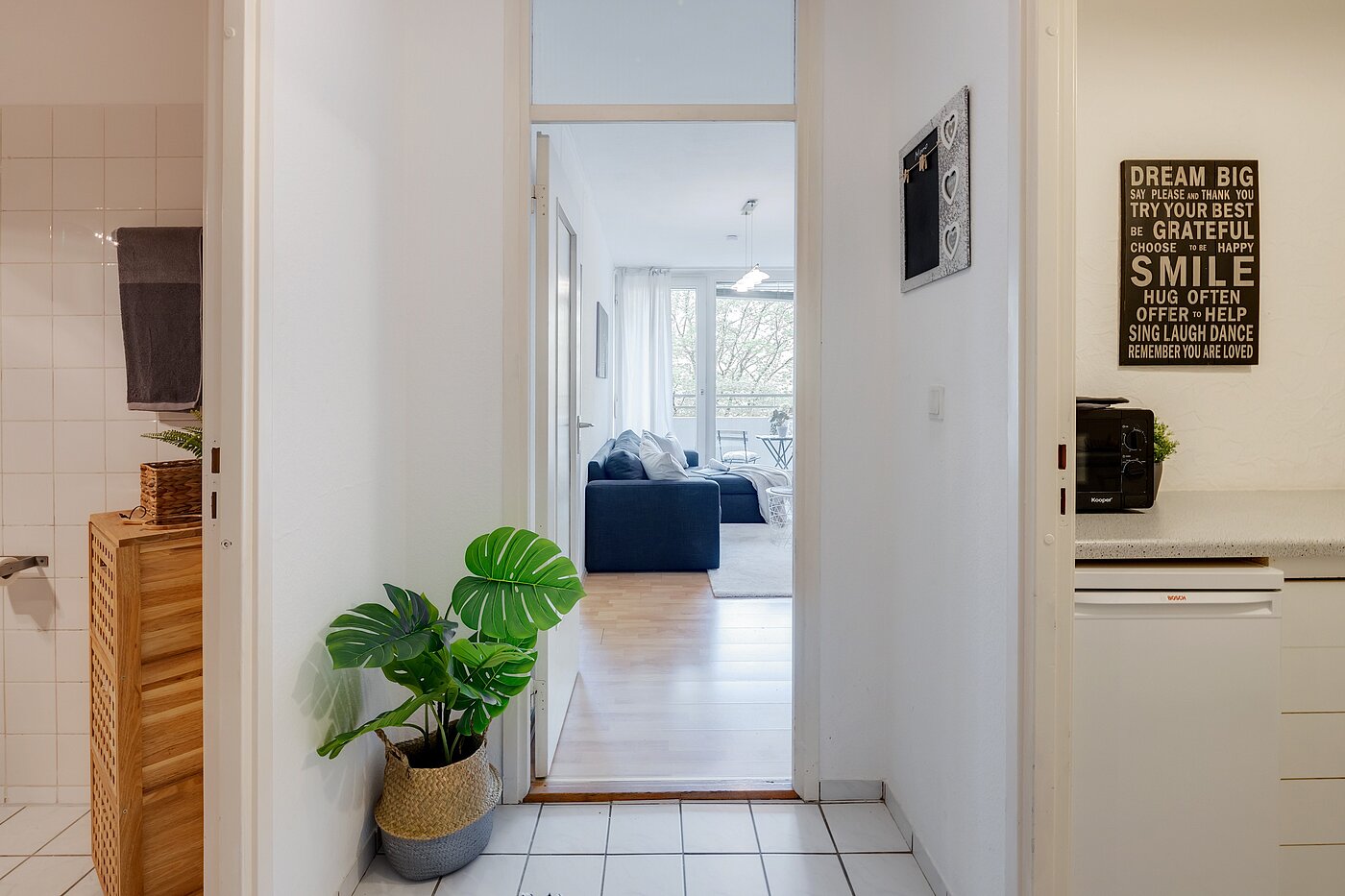 플랫 와 함께 2 객실 | München-Sendling-Westpark | 2204ML2 | Flur mit Blickrichtung Bad, Wohnzimmer und Küche
