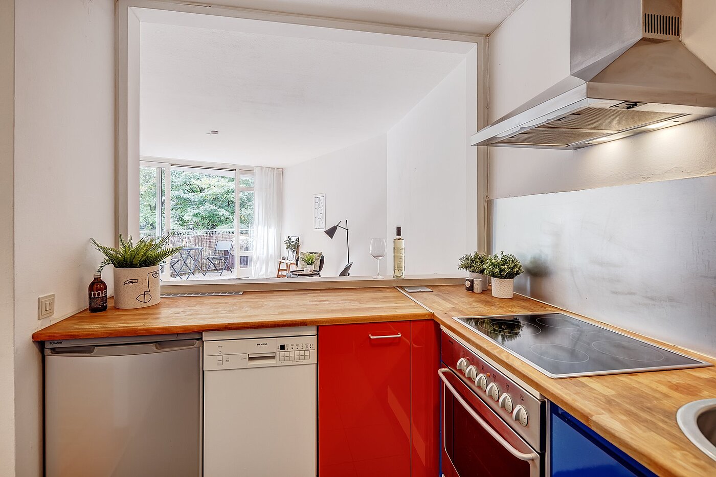 apartamento em prédio com 2 Zimmern | München-Schwabing | 2109ML3 | ... Durchreiche zum Wohnzimmer