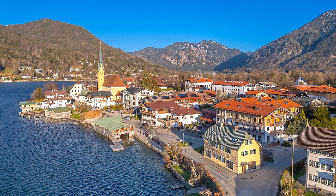 Mehrfamilienhaus 와 함께 11 객실 | Rottach-Egern | 70215 | Luftaufnahme Richtung Seestraße