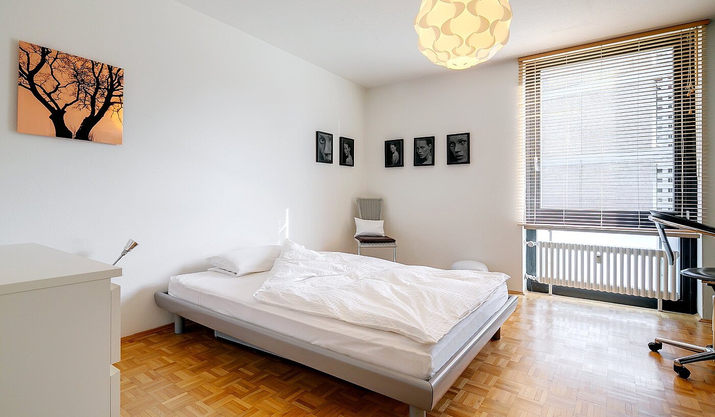 Ploché s 2 Izby | München-Schwabing | 2004ML1 | Geräumiges Schlafzimmer