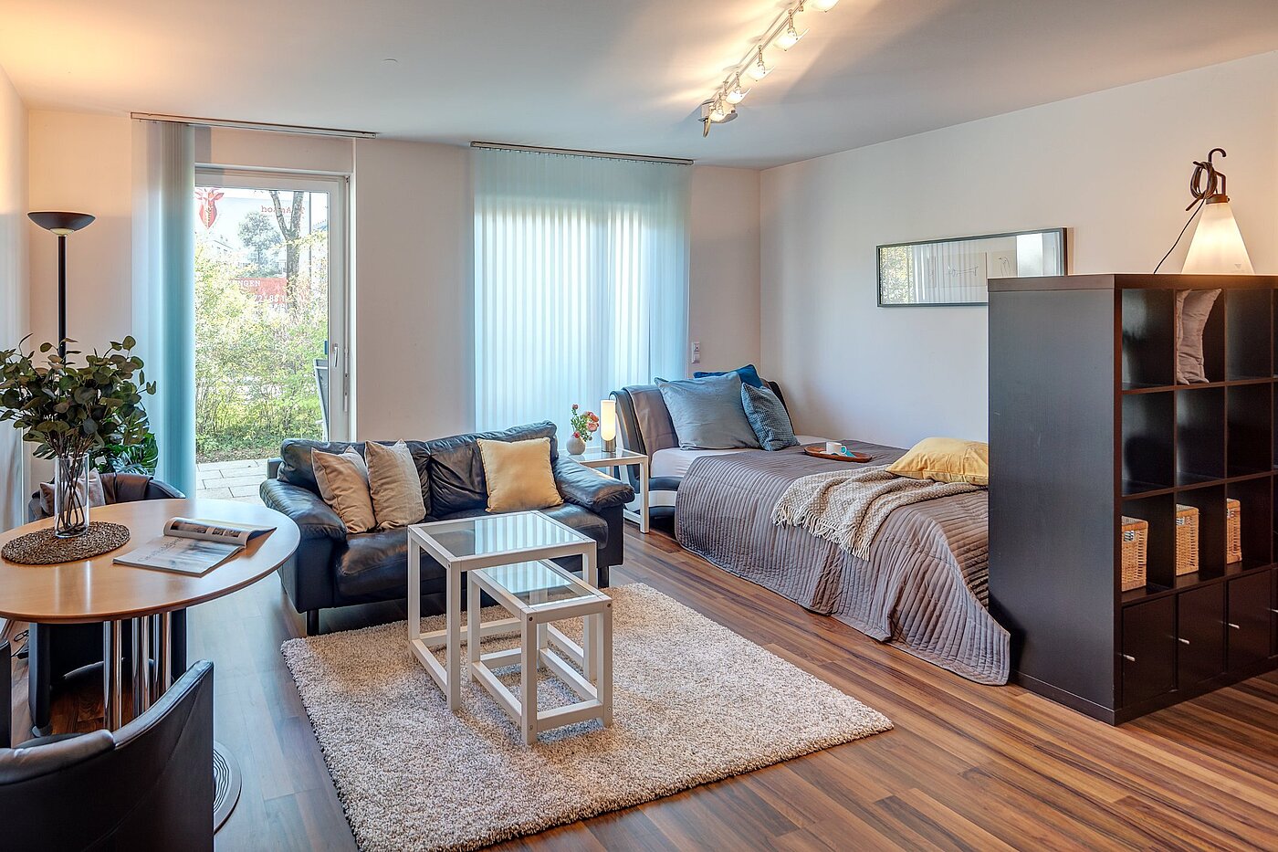 Ravna stran s spletno stranjo . 1 Soba | München-Trudering | 1810ML3 | ...und Schlafbereich